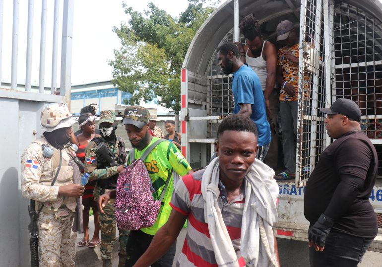 Continúan llegando camiones de migración repletos de haitianos a la frontera para repatriación