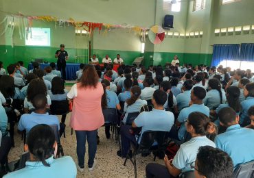 Imparten conferencia a estudiantes de Baní sobre los “Efectos del Vape en Jóvenes”