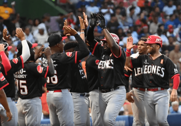 Jairo Asencio falla defensa del Licey; Pimentel impulsa triunfo de Escogido con dos cuadrangulares