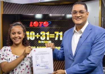 Leidsa entrega certificado a manicurista que ganó 71 millones en la loto