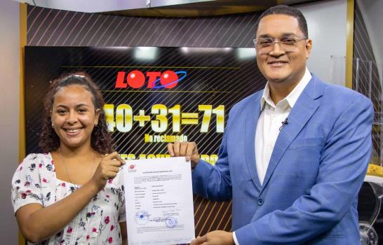 Leidsa entrega certificado a manicurista que ganó 71 millones en la loto