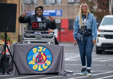 De rock a reguetón: DJs para calmar los ánimos en los colegios electorales de EE.UU.