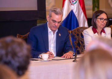 Presidente Abinader encabeza firma de convenio entre el Museo Americano de Historia Natural y el Museo Nacional de Historia Natural