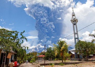 Volcán Lewotobi Laki Laki en Indonesia entra en erupción por segunda vez esta semana