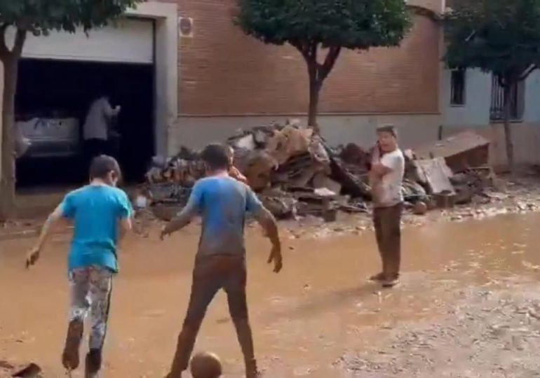 Video|Niños juegan en el barro en medio del caos por la DANA en Valencia