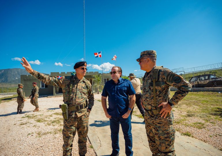 Paliza supervisa construcción de verja perimetral entre RD y Haití; obra está avanzada en un 84% en su primera etapa