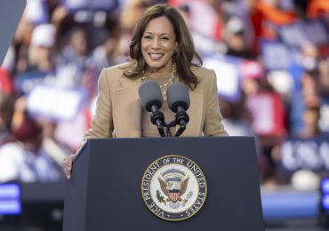 Kamala Harris sorprende con un cameo junto a su imitadora en el programa de televisión Saturday Night Live