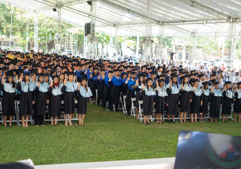 La UNPHU gradúa 824 nuevos profesionales