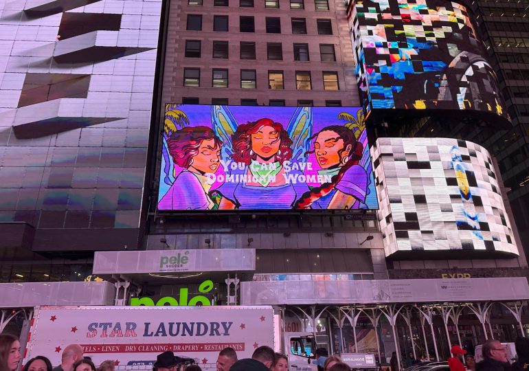 Valla publicitaria en Times Square denuncia prohibición del aborto en República Dominicana