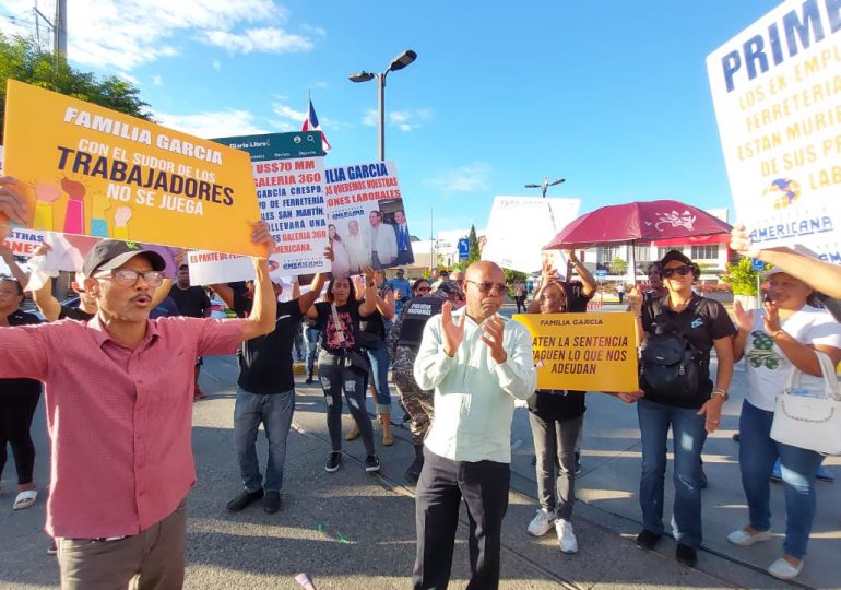 Exempleados de Ferretería Americana reclaman prestaciones laborales