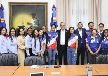 Presidente Abinader recibe estudiantes universitarios y de nivel secundario que participan en concurso NASA