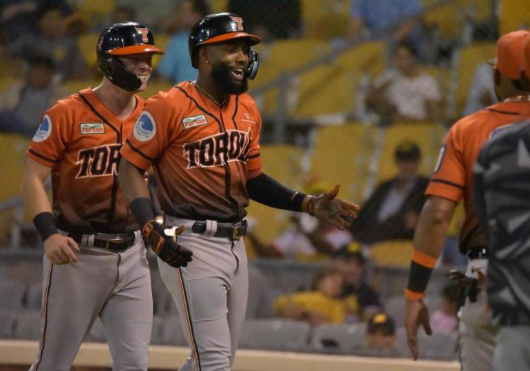 Toros derrotan a las Águilas con 2 jonrones de Sandro Fabián