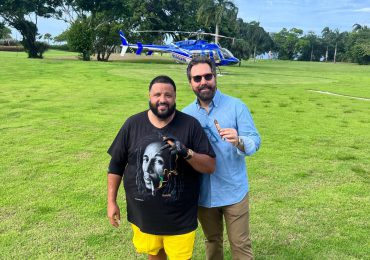 Ciro Cascella entrega cigarros Arturo Fuente a DJ Khaled en la República Dominicana