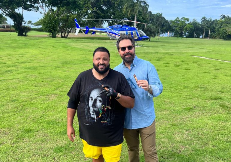 Ciro Cascella entrega cigarros Arturo Fuente a DJ Khaled en la República Dominicana