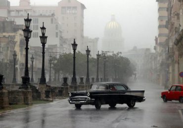 Huracán Rafael azota el occidente de Cuba con fuertes vientos e inundaciones, dejando la isla en un apagón total