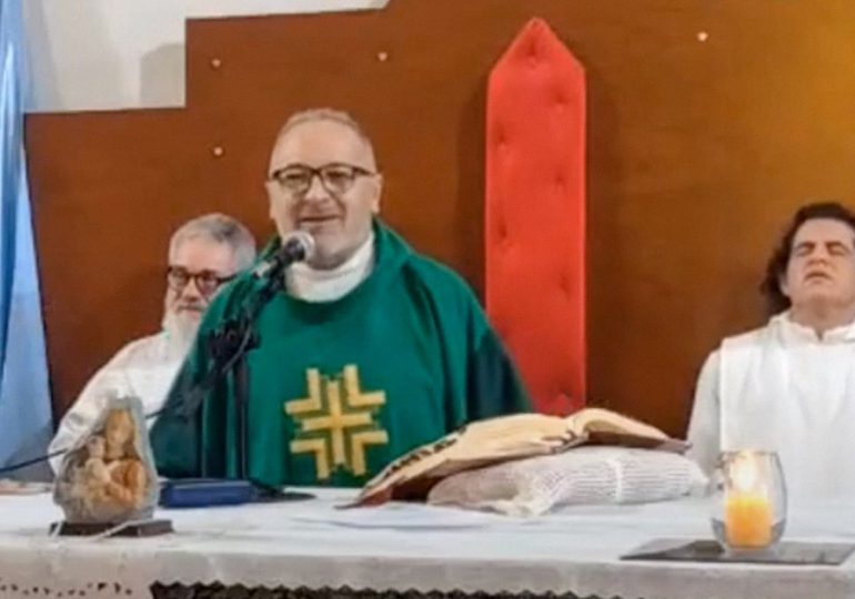 Sacerdote acusado de abuso sexual andaba desnudo y culpaba a víctimas de "sonsacarlo"