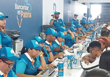 Cientos de dominicanos se benefician durante la séptima jornada de "Bancarizar es Patria"