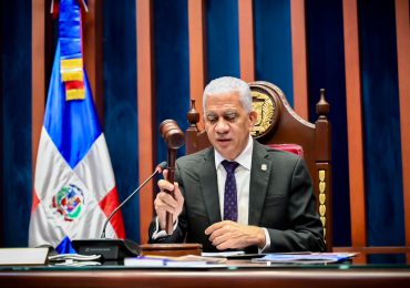 El Senado declara de urgencia y aprueba ley que regula la contratación de prospectos del béisbol Liga de Verano en RD