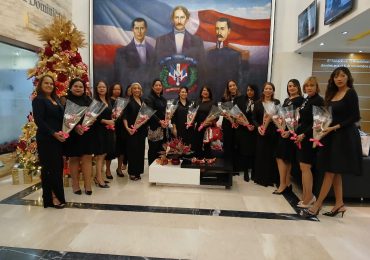 Entregan rosas en el Congreso Nacional por el Día Internacional de la Eliminación de la Violencia Contra la Mujer