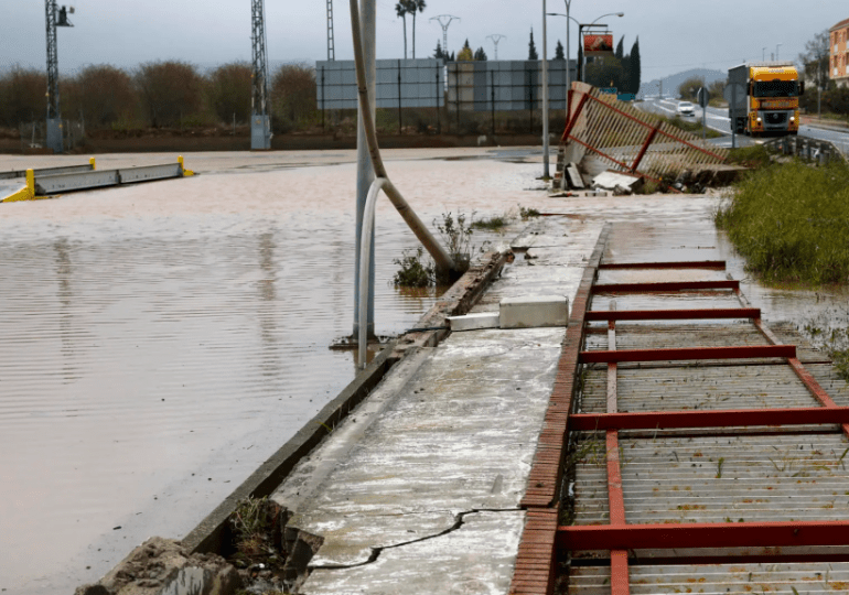 Suspenden circulación de trenes entre Madrid y Barcelona por inundaciones