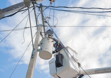 Edesur instala siete transformadores, regulariza usuarios y mejora redes eléctricas en Azua