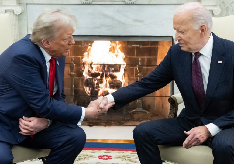 Trump dice que la transición será "lo más fluida posible" durante reunión con Biden