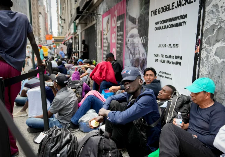 Alcaldía de Nueva York elimina programa que daba tarjetas a inmigrantes para comprar comida