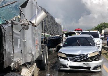 Se reporta accidente que involucra cerca de 20 vehículos en Santiago