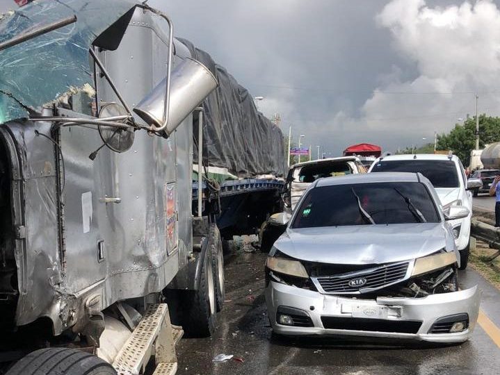 Se reporta accidente que involucra cerca de 20 vehículos en Santiago