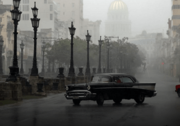 Huracán Rafael toca tierra en Cuba en medio de un apagón general