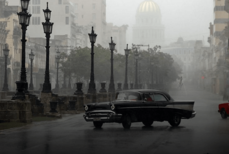 Huracán Rafael toca tierra en Cuba en medio de un apagón general