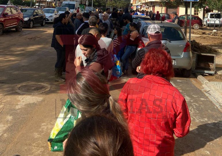 Dominicanos en Valencia: "El ayuntamiento está dando alimentos; en mi fila solo quedaba leche y agua"