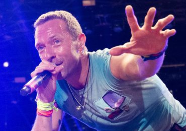 Video|Chris Martin de Coldplay sufre caída en pleno concierto en Australia