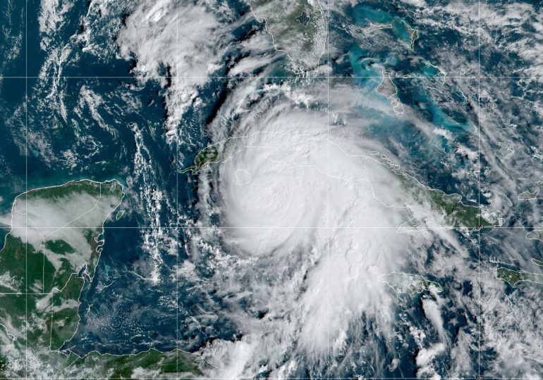 Huracán Rafael alcanza categoría 2 mientras se dirige a Cuba