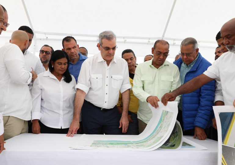 Luis Abinader supervisa trabajos del malecón de Nagua