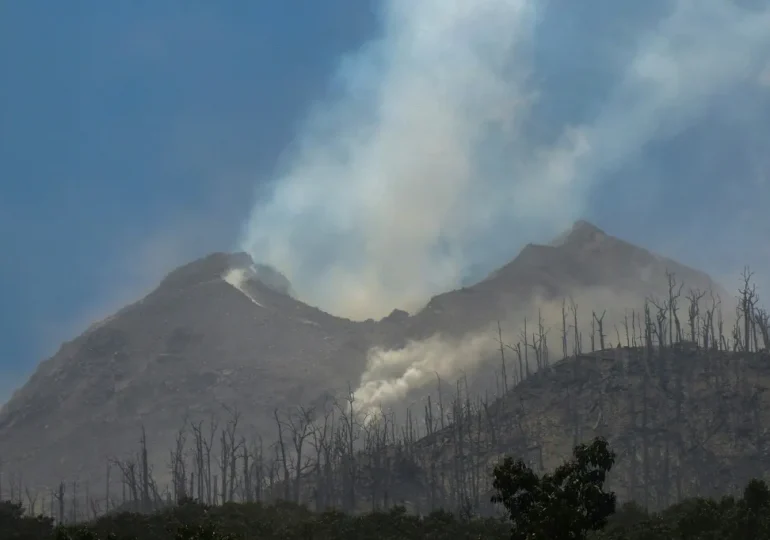 Erupción de volcán en Indonesia deja alrededor de diez muertos