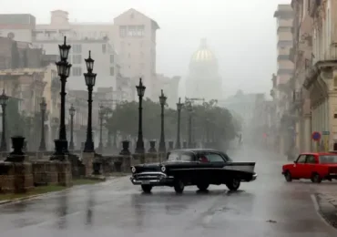 Cuba inicia balance de daños tras paso de huracán Rafael, que dejó a la isla a oscuras