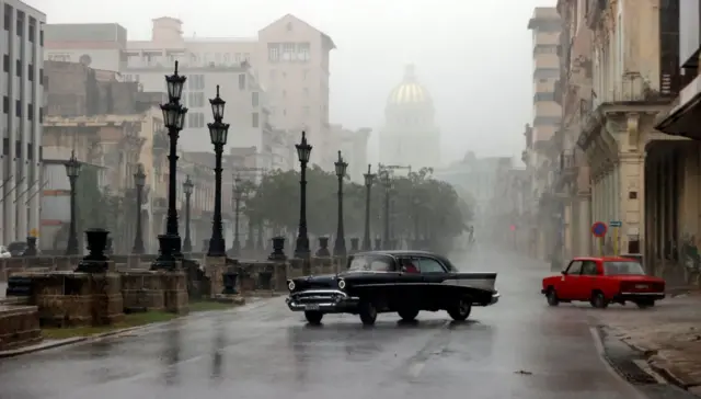 Cuba inicia balance de daños tras paso de huracán Rafael, que dejó a la isla a oscuras