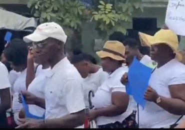 Haitianos protestan en Juana Méndez; Vinicio pide identificar empresarios que contratan ilegales