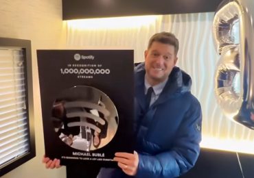 Michael Bublé recibe placa de Spotify por llegar a un billón de streams