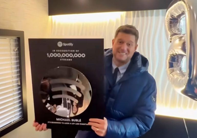 Michael Bublé recibe placa de Spotify por llegar a un billón de streams