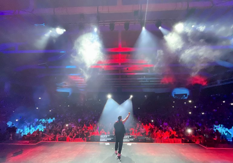 Video: Luis Fonsi conquista Santo Domingo con “25 Años Tour” y celebra con yaniqueque tras un rotundo sold out