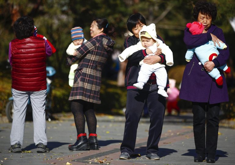 Una ciudad china recurre a incentivos económicos para fomentar matrimonios y natalidad