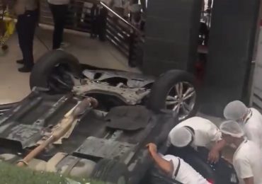 Vehículo cae dentro del Supermercado Nacional en la Av. 27 de Febrero