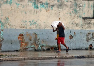 Paso de huracán Rafael deja derrumbes, sótanos inundados y otro apagón total en La Habana