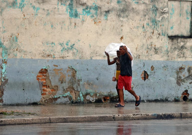 Paso de huracán Rafael deja derrumbes, sótanos inundados y otro apagón total en La Habana