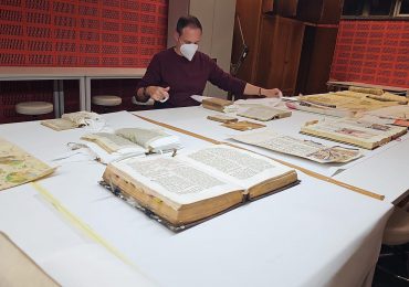 La ingente labor de salvar y secar archivos históricos y patrimonio que anegó el temporal