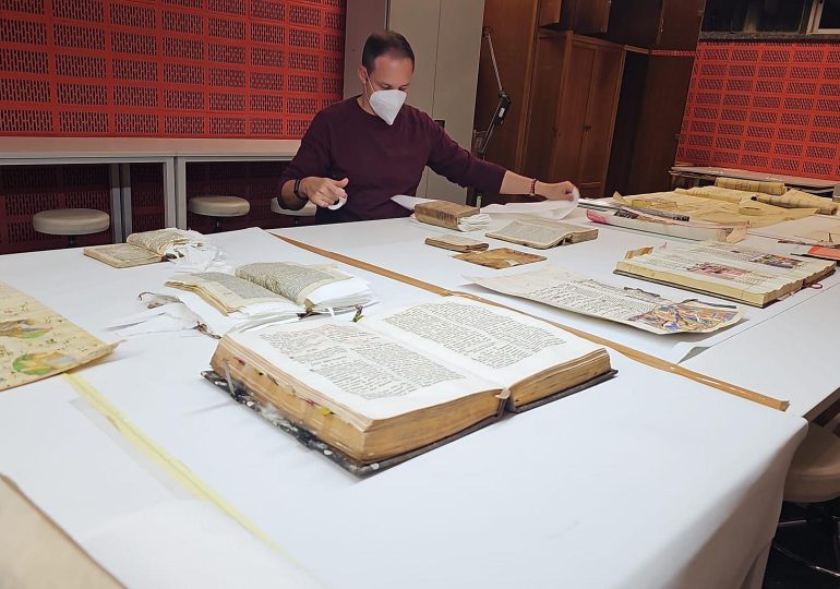 La ingente labor de salvar y secar archivos históricos y patrimonio que anegó el temporal