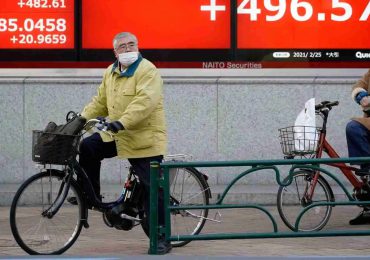 Japón promulga tajante ley: Ciclistas que usen teléfono mientras manejan pueden ir a la cárcel