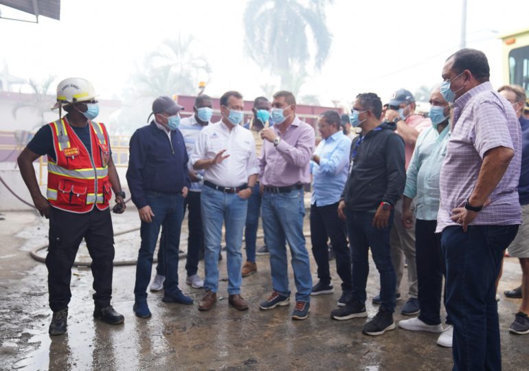 Ministro Ito Bisonó visita parque industrial de San Pedro de Macorís donde se registró el incendio